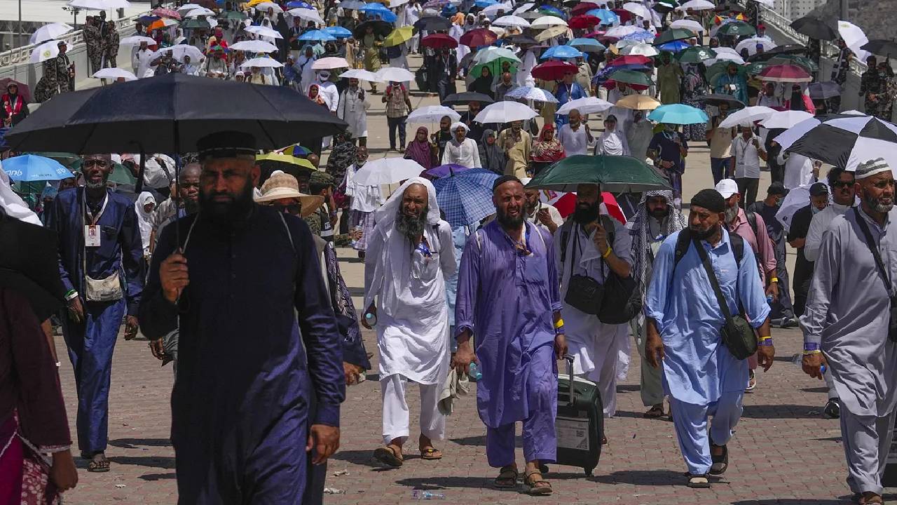 Hajj Pilgrims: నిప్పుల కొలిమిలా “హజ్ యాత్ర”.. 68 మంది భారతీయులతో పాటు 1000కి పైగా మృతి..
