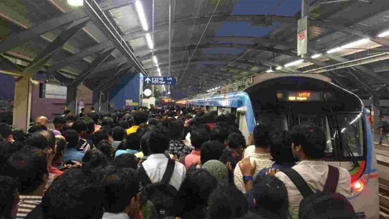 Hyderabad Metro: మెట్రో రైల్ లో సాంకేతిక లోపం.. తెరుచుకోని మెట్రో డోర్లు
