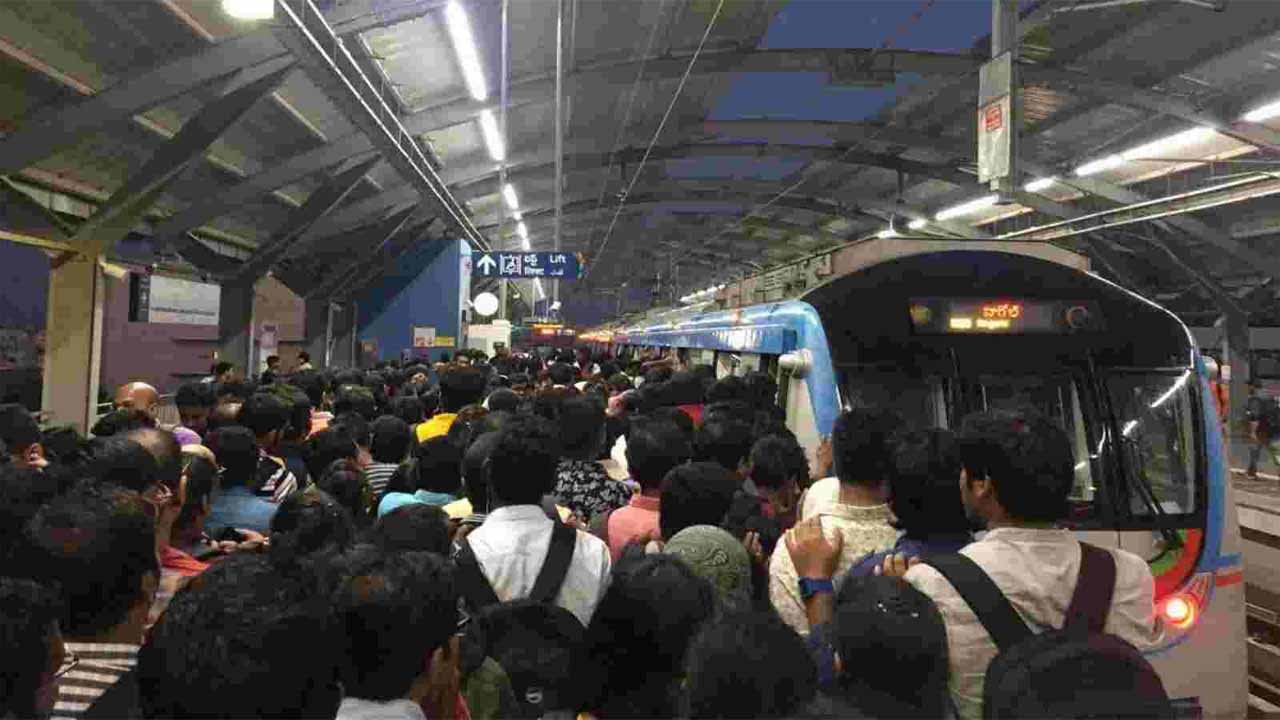 Hyderabad Metro: మెట్రో రైల్ లో సాంకేతిక లోపం.. తెరుచుకోని మెట్రో డోర్లు