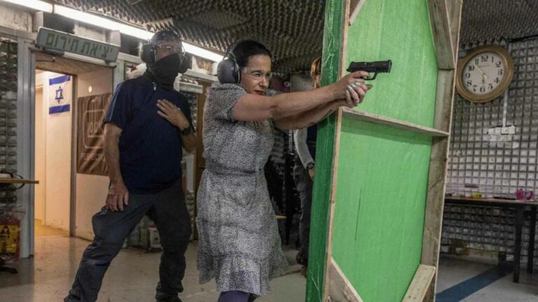 Israel Hamas War : ఇజ్రాయెల్‌లో తుపాకీలకు పెరిగిన డిమాండ్… 42వేల మంది మహిళలు దరఖాస్తు