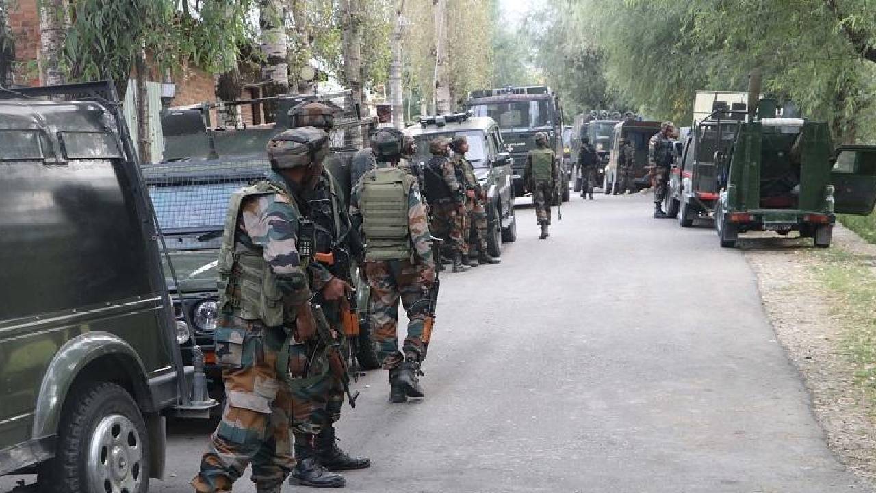 Terror attack: జమ్మూ కాశ్మీర్ హై అలర్ట్.. భద్రతా బలగాలపై ఉగ్రదాడికి అవకాశం..