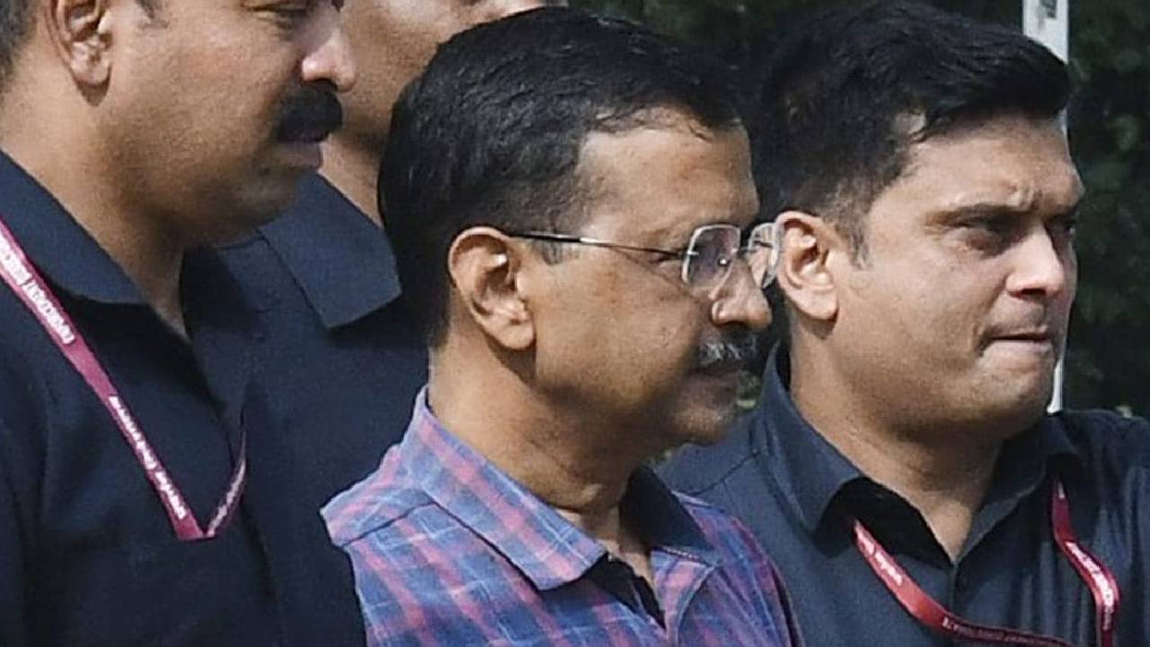 Arvind Kejriwal: జైలులో లొంగిపోయేందుకు బయలుదేరిన కేజ్రీవాల్..