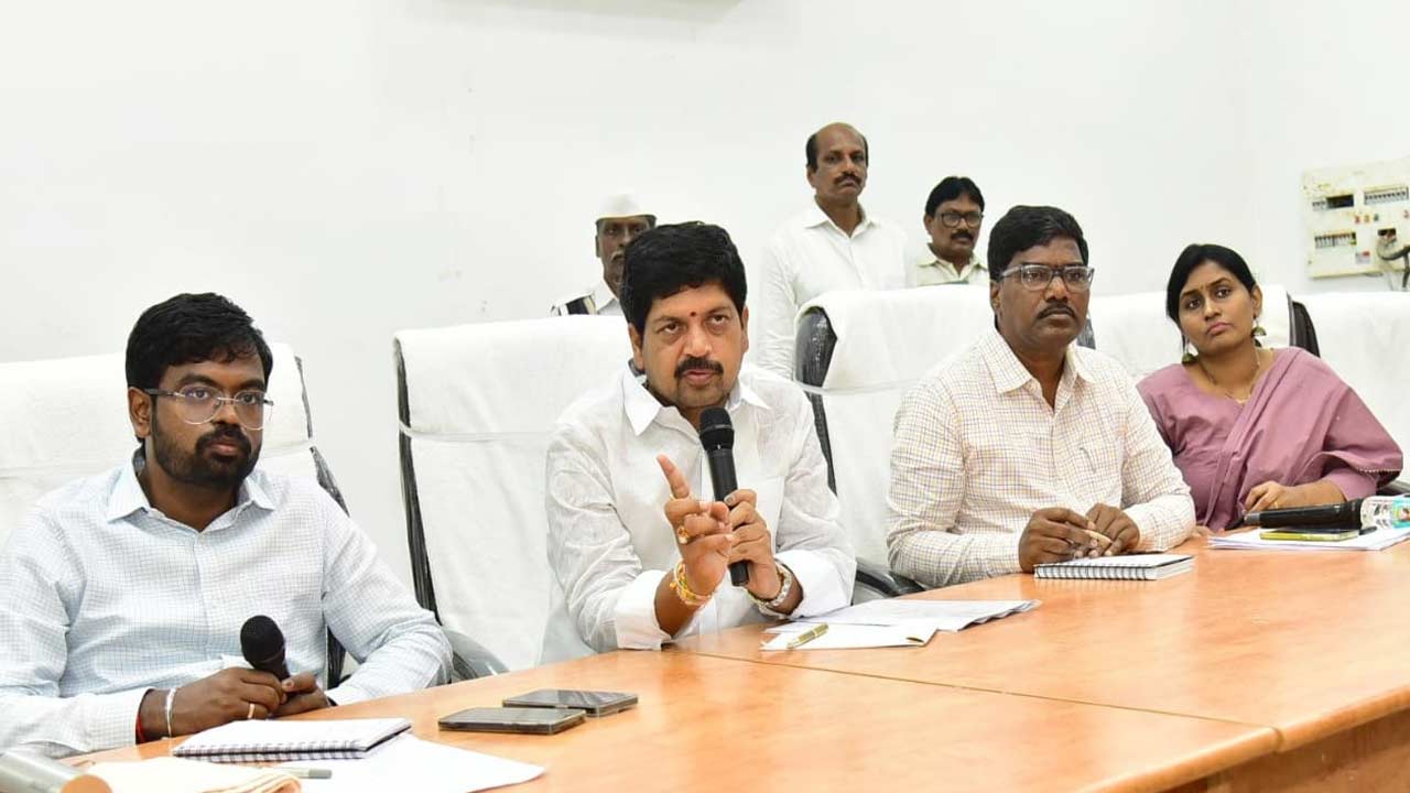 Kollu Ravindra: ఇసుక కొరత లేకుండా చూస్తాం.. బ్లాక్ మార్కెట్ చేయాలని చూస్తే కఠిన చర్యలు