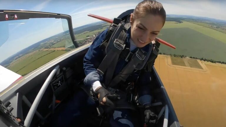 Viral Video : విమానం నడుపుతున్న మహిళా పైలట్‌ కు వింత ఘటన..  గాల్లోనే విమానం పైకప్పు ఓపెన్..