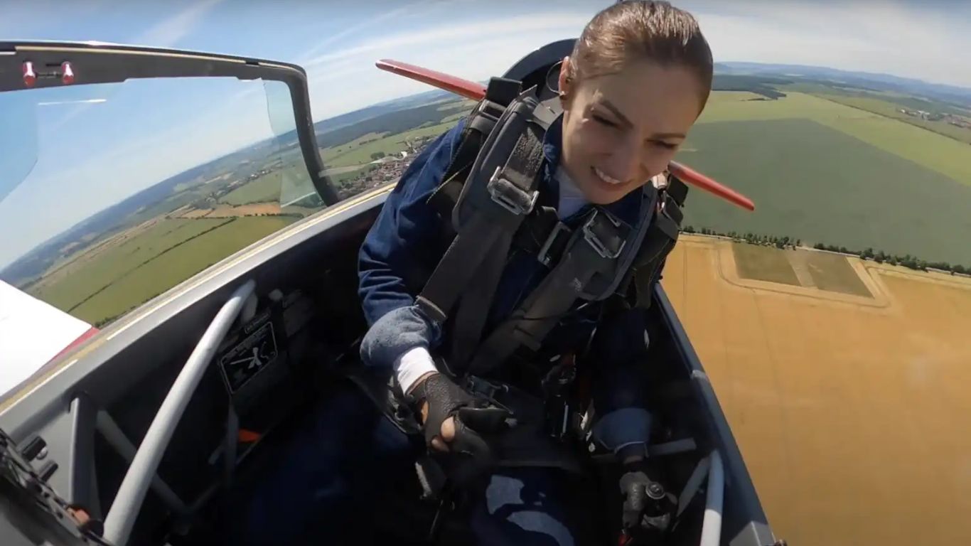 Viral Video : విమానం నడుపుతున్న మహిళా పైలట్‌ కు వింత ఘటన..  గాల్లోనే విమానం పైకప్పు ఓపెన్..