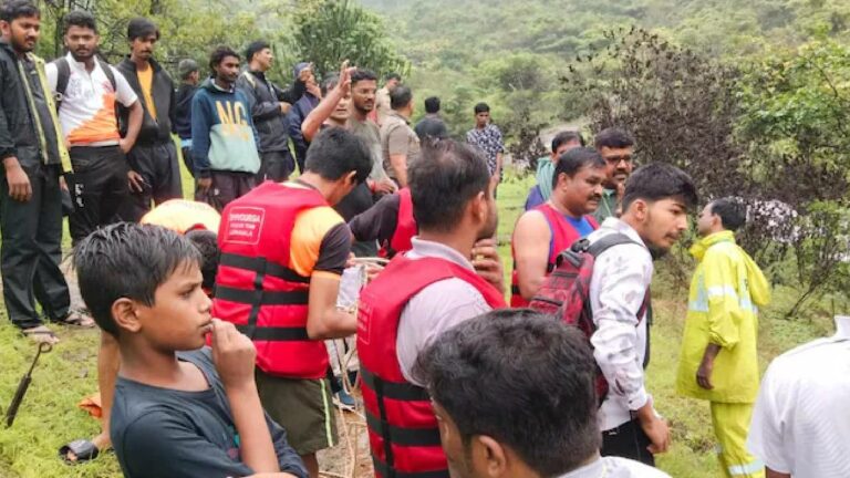 Family Drown: విహారయాత్రలో విషాదం.. మహిళతో సహా నలుగురు పిల్లలు జలపాతంలో గల్లంతు..