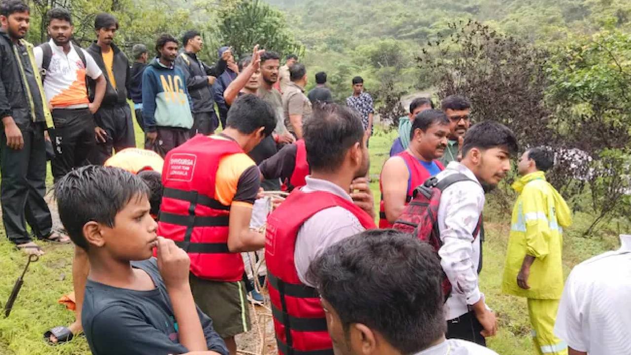 Family Drown: విహారయాత్రలో విషాదం.. మహిళతో సహా నలుగురు పిల్లలు జలపాతంలో గల్లంతు..