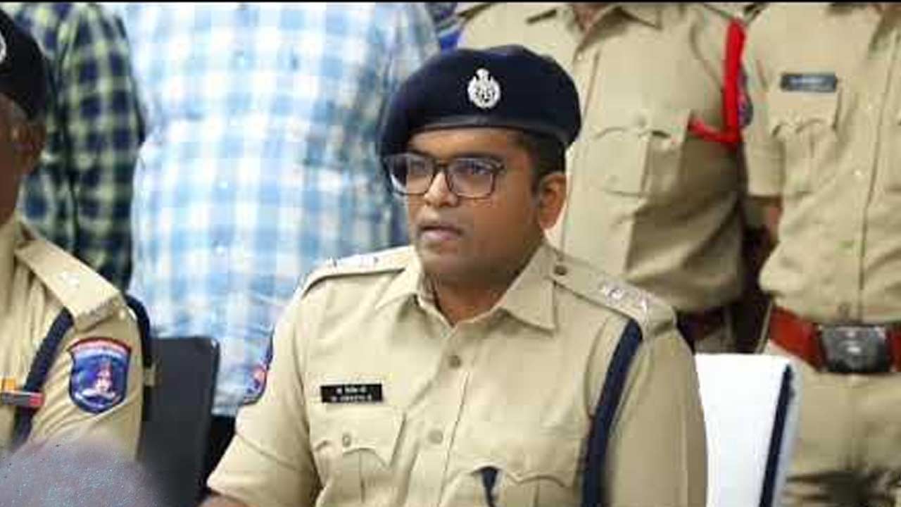 DCP Vineeth : బెంగుళూరులో గ్రాడ్యుయేట్.. డబ్బుల కోసం హైదరాబాద్‌లో ఆ పని చేస్తున్న యువతి