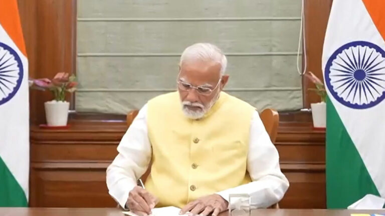 PM Modi: మూడోసారి ప్రధానిగా బాధ్యతలు స్వీకరించిన మోడీ.. తొలి సంతకం ఆ ఫైల్ మీదే..?