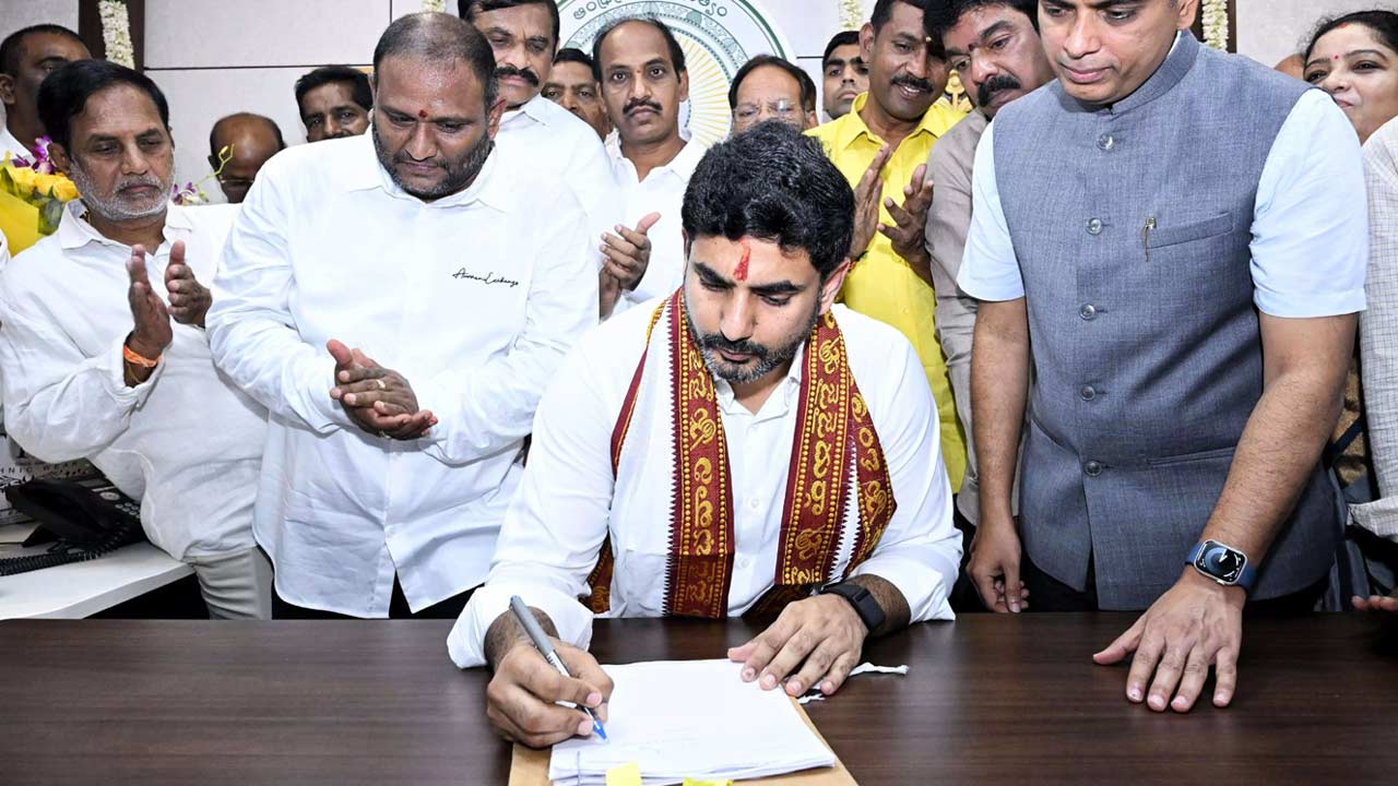 Nara Lokesh : మంత్రిగా బాధ్యతలు స్వీకరించిన నారా లోకేష్‌