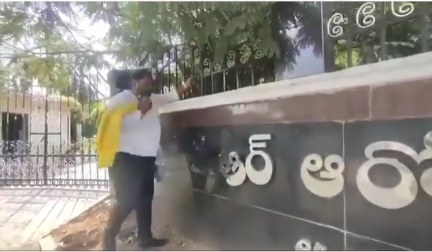 YSR Health University: వైఎస్సార్ హెల్త్ యూనివర్శిటీ నేమ్ బోర్డును ధ్వంసం చేసిన టీడీపీ శ్రేణులు..