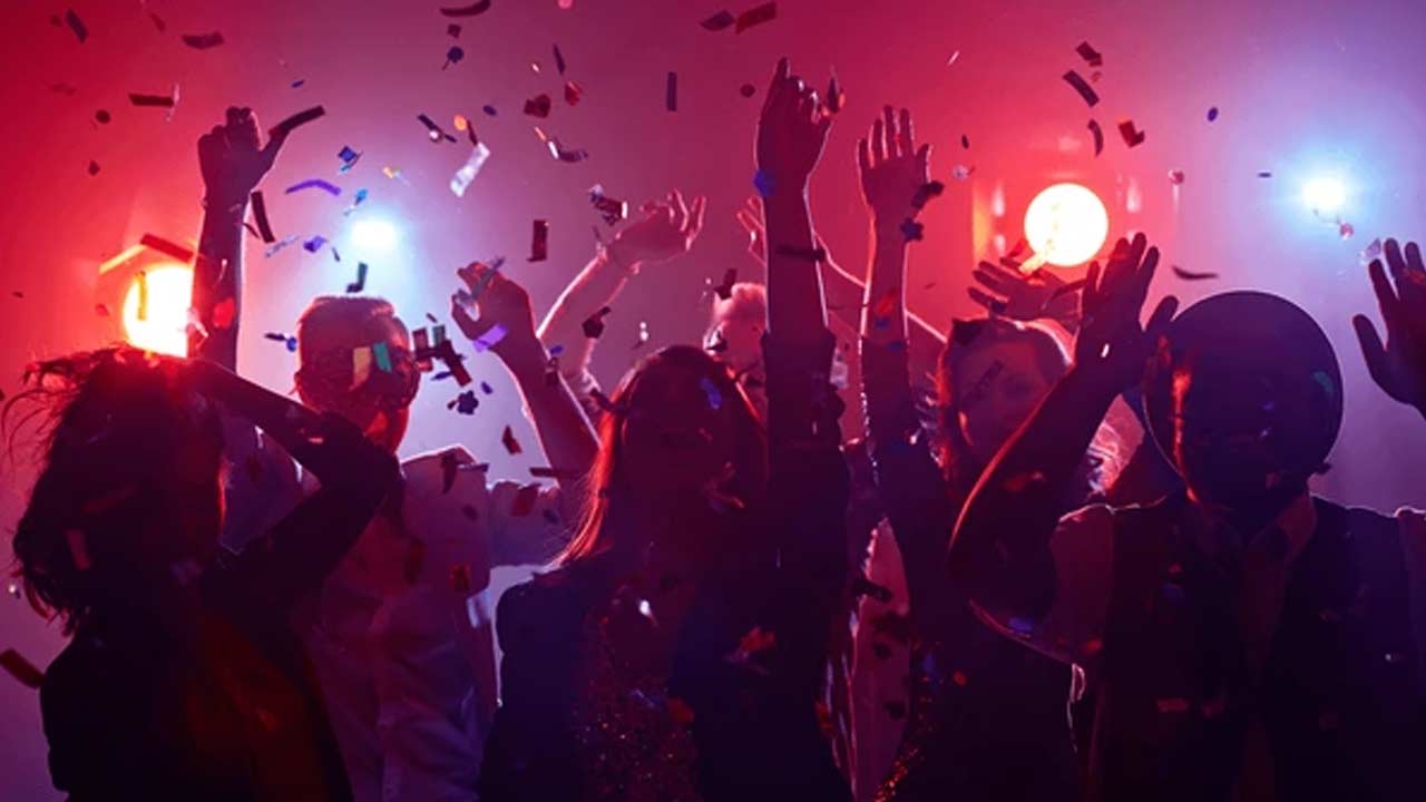 Viral News : భర్త చనిపోవడంతో అందరికీ పార్టీ ఇచ్చిన భార్య