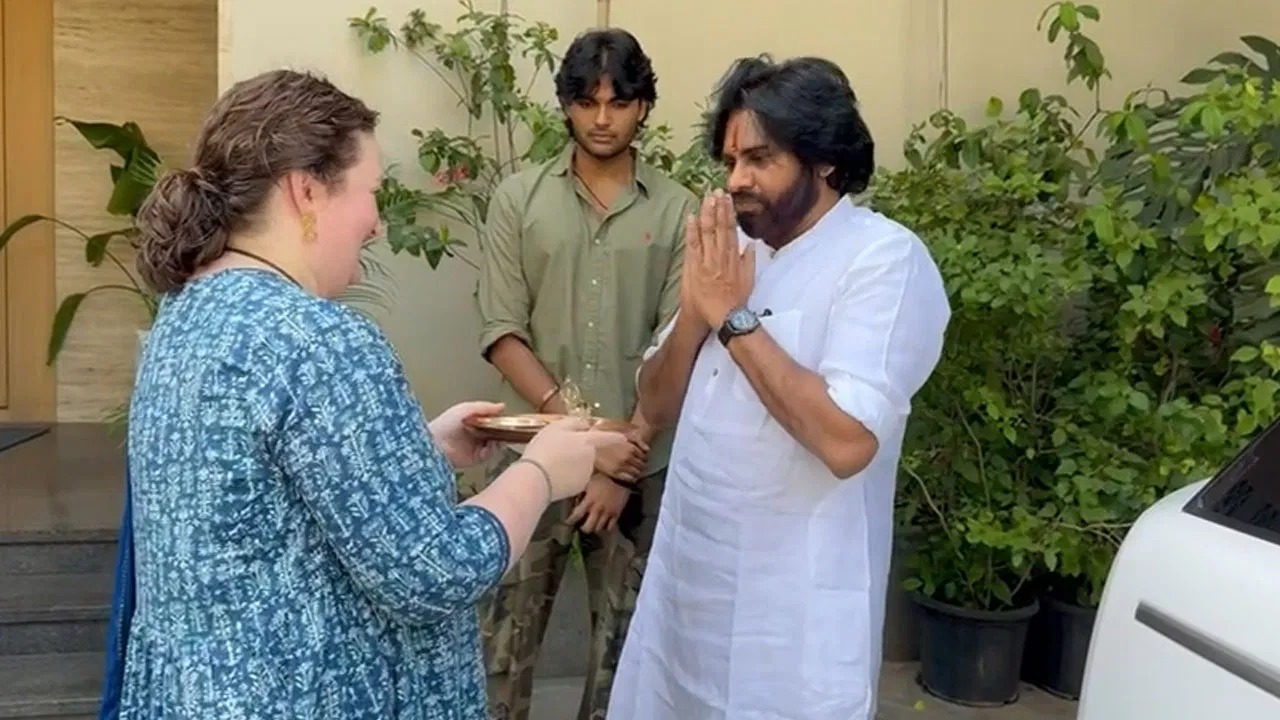 Pawan Kalyan Win: పవన్‌కు విజయ తిలకం పెట్టిన భార్య కొణిదెల అనా.. పక్కనే అకిరా నందన్..