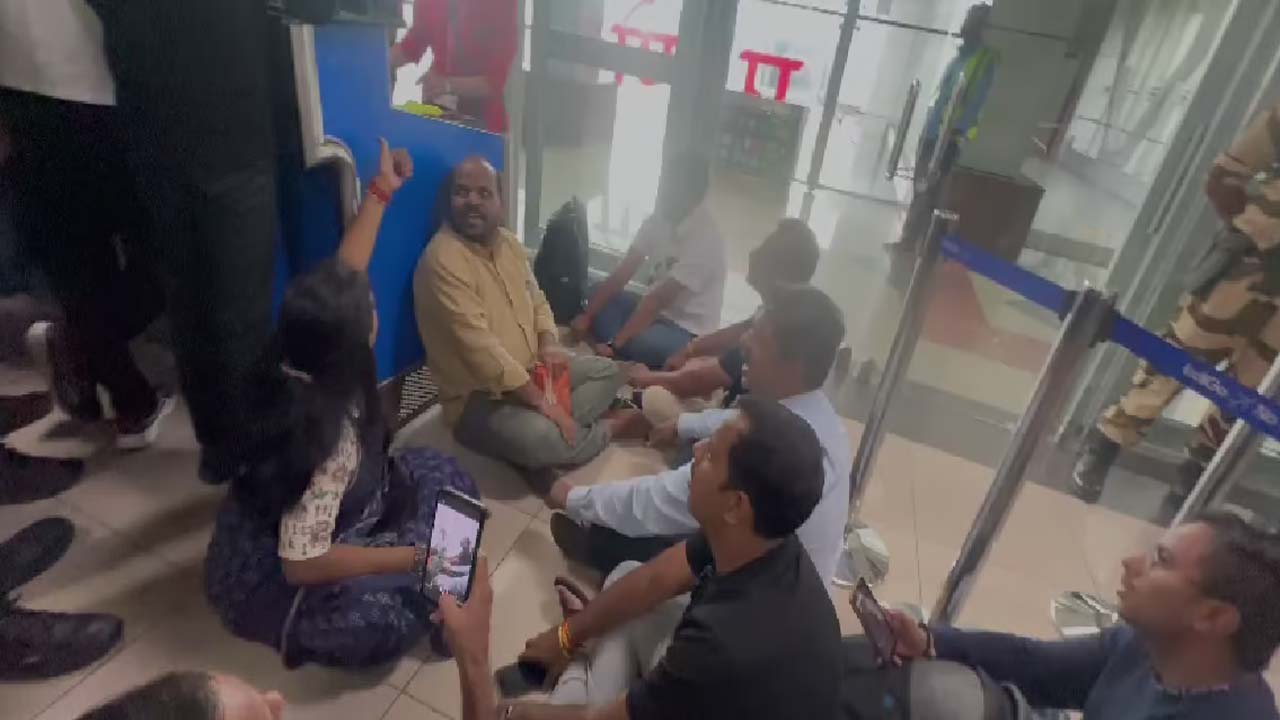 Pune Video: ఎయిరిండియా విమానం రద్దు.. ప్రయాణికుల ఆగ్రహం