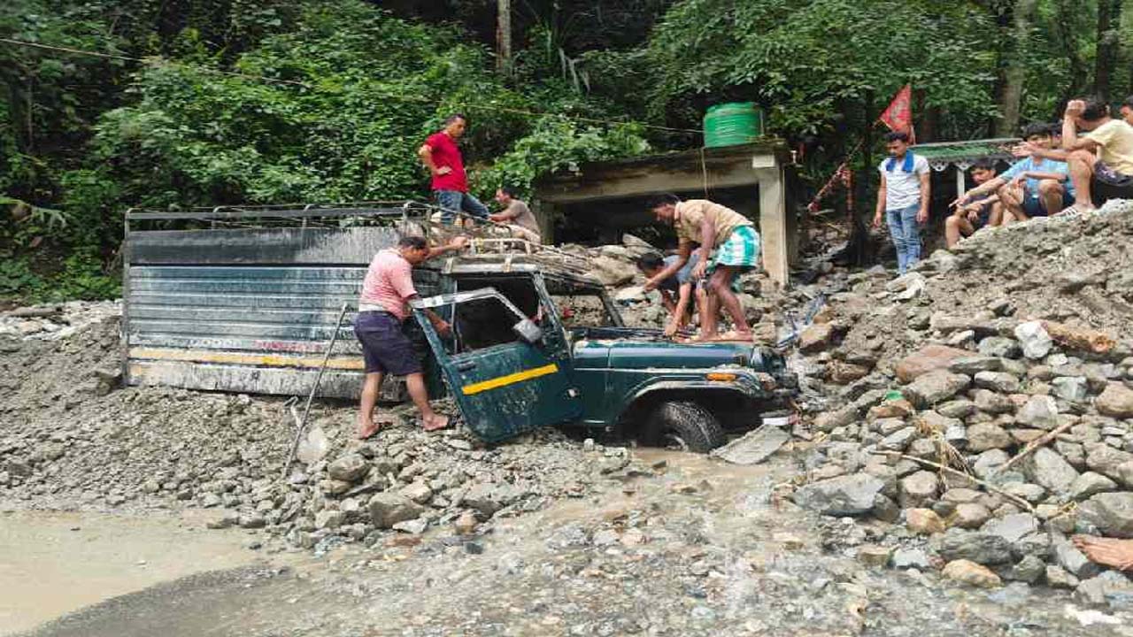 Heavy rain: సిక్కింను ముంచెత్తిన భారీ వర్షాలు.. ముగ్గురు మృతి.. పలువురు గల్లంతు