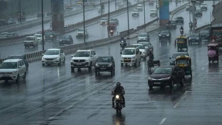Delhi rain: ఢిల్లీలో మరోసారి భారీ వర్షం.. ట్రాఫిక్‌కు అంతరాయం