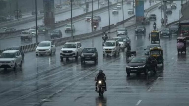 Delhi: ఢిల్లీలో పలుచోట్ల వర్షం.. వేడి నుంచి ఉపశమనం