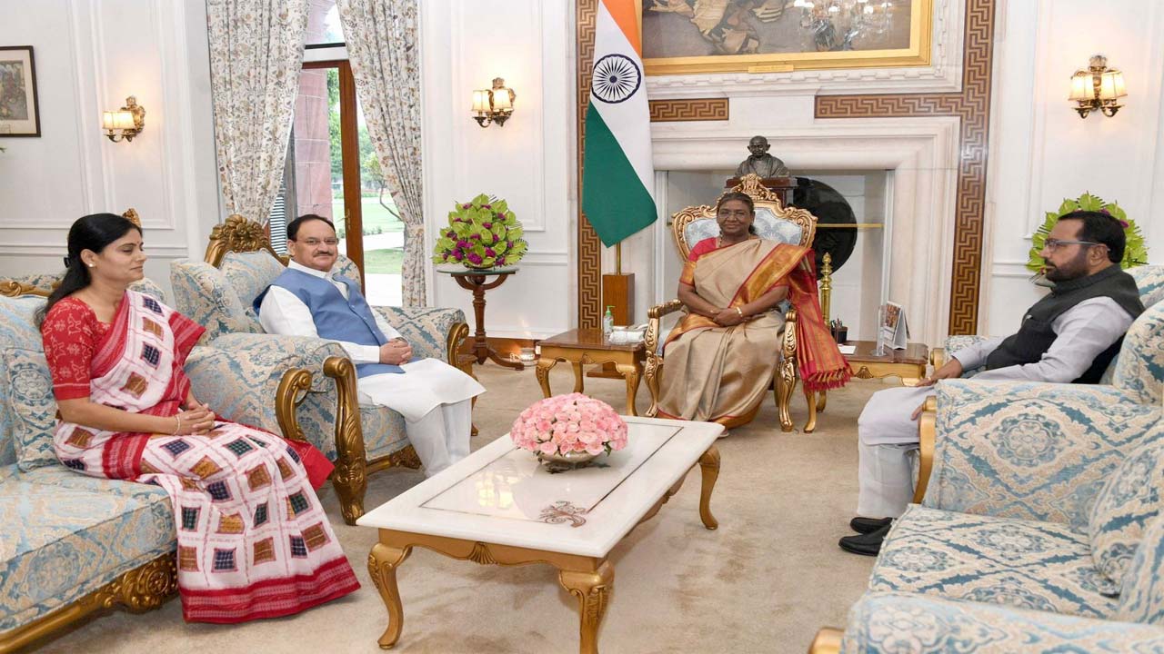 Delhi: రాష్ట్రపతిని కలిసిన కేంద్రమంత్రి జేపీ నడ్డా, సహచర మంత్రులు