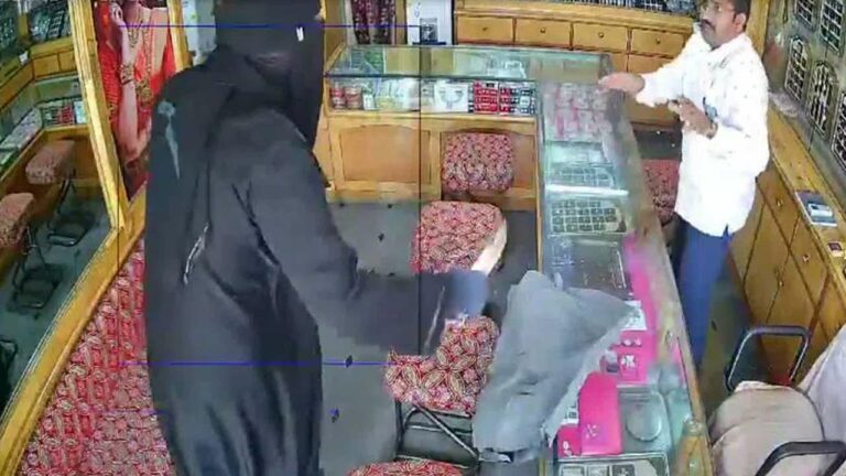 Robbery : జగదాంబ జ్యువెలర్స్‌లో యజమానిపై కత్తితో దాడి
