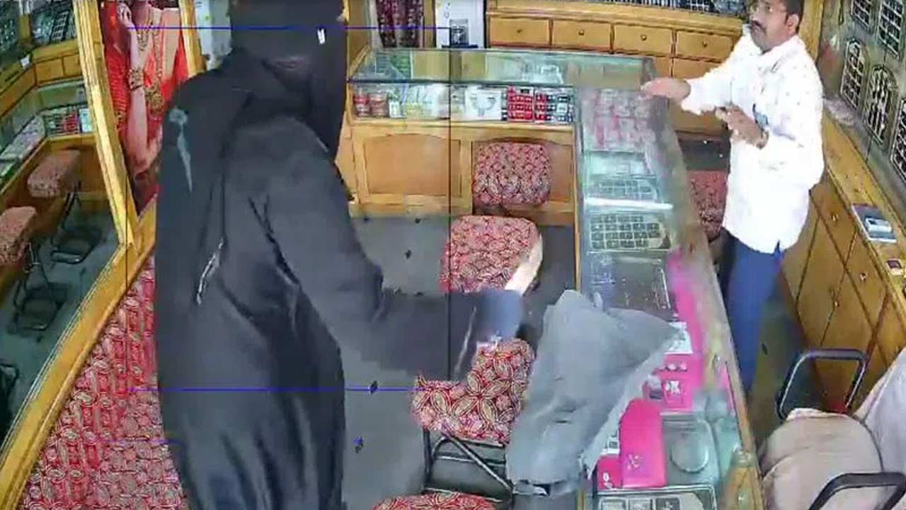 Jewellery Robbery : 24 గంటల్లో జ్యువెలరీ షాప్ దోపిడీ కేసు ఛేదించిన పోలీసులు