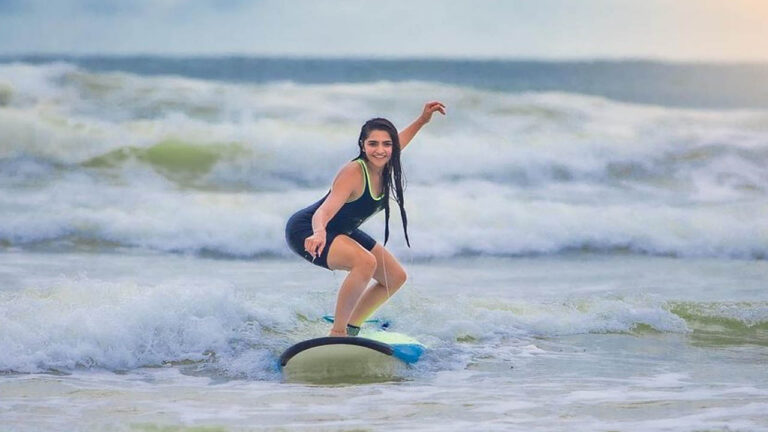 Rukmini Vasant: నటిగా కాకపోతే టీచర్‌గా ఎదగాలనుకున్న.. క్రేజీ కన్నడ హీరోయిన్!