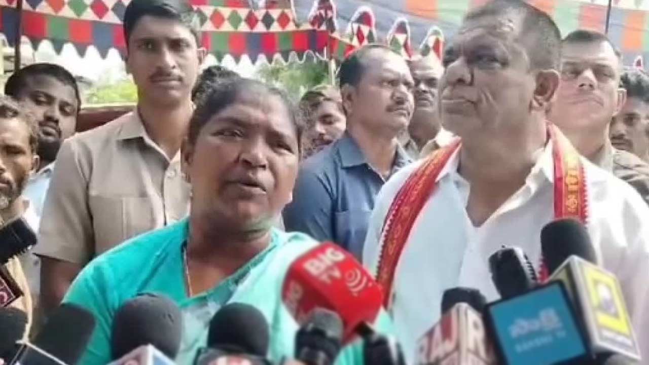 Minister Seethakka : హత్యాచార బాధిత బాలిక కుటుంబానికి రూ.50 వేలు అందించిన మంత్రి సీతక్క