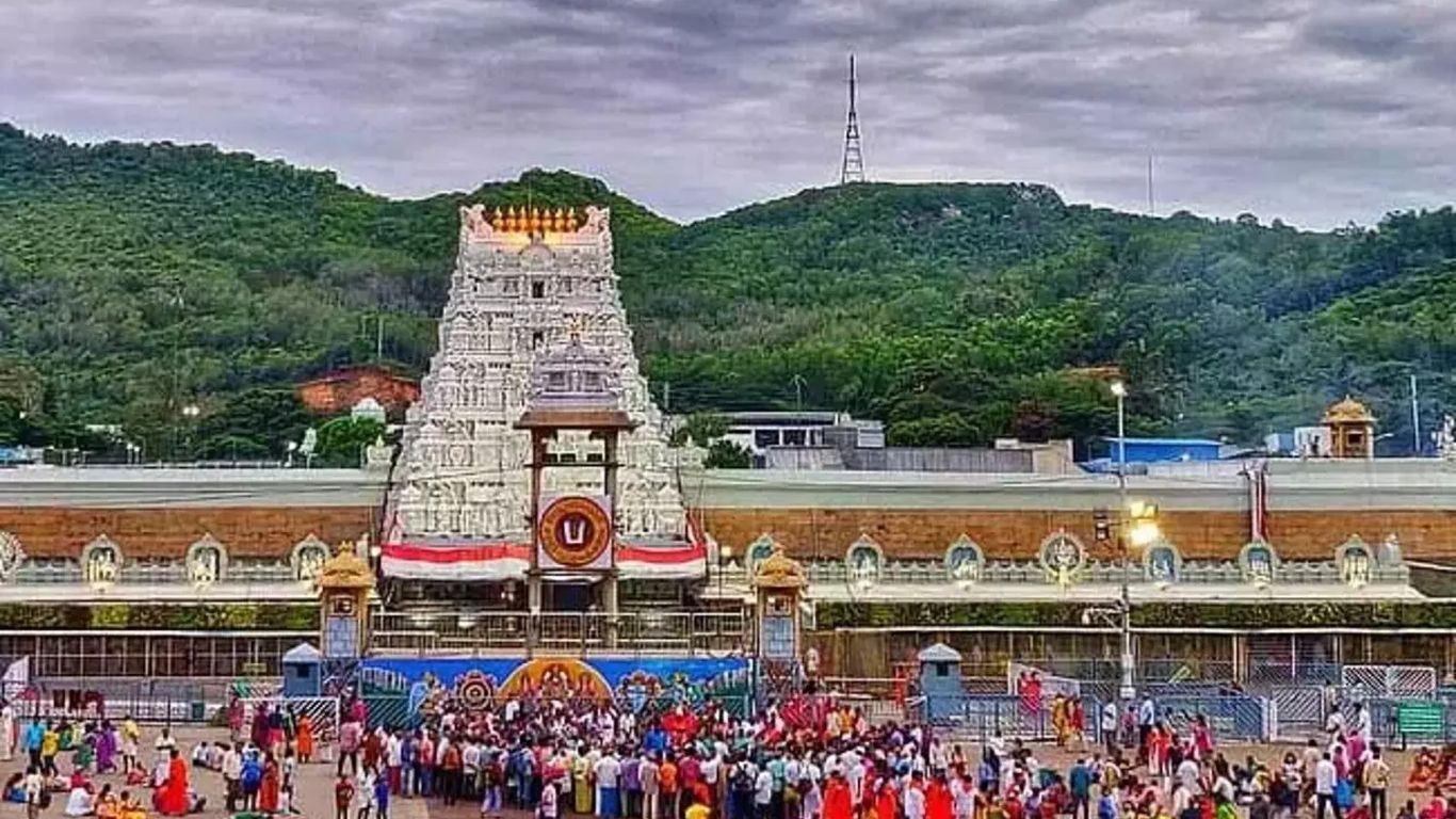 Tirumala : కొనసాగుతున్న రద్దీ.. దర్శనానికి 10 గంటలు..