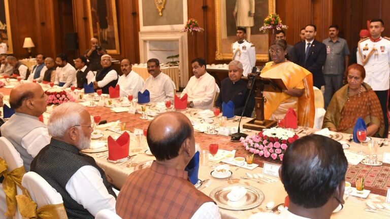 Delhi: ఆపద్ధర్మ కేంద్ర కేబినెట్‌కు రాష్ట్రపతి విందు.. హాజరైన మోడీ