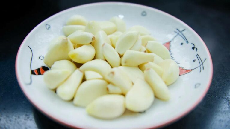 Garlic Clove Benefits: పచ్చి వెల్లుల్లిని ఖాళీ కడుపుతో తింటే ఏమవుతుందో తెలుసా ?