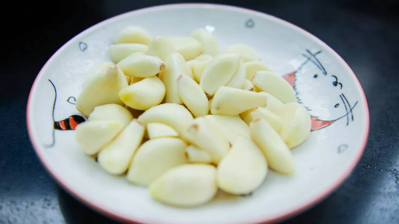 Garlic Clove Benefits: పచ్చి వెల్లుల్లిని ఖాళీ కడుపుతో తింటే ఏమవుతుందో తెలుసా ? Garlic Clove Benefits: పచ్చి వెల్లుల్లిని ఖాళీ కడుపుతో తింటే ఏమవుతుందో తెలుసా ?
