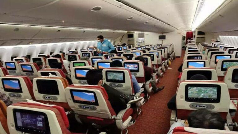 Smartwatch Saves Life: “స్మార్ట్‌వాచ్” ఉపయోగించి విమానంలో మహిళ ప్రాణాలు కాపాడిన డాక్టర్..