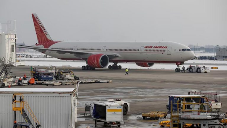 Air India: ఢిల్లీ నుంచి యూఎస్ వెళ్తున్న విమానం రష్యాలో ల్యాండ్.. కారణం చెప్పిన ఎయిర్ ఇండియా..?