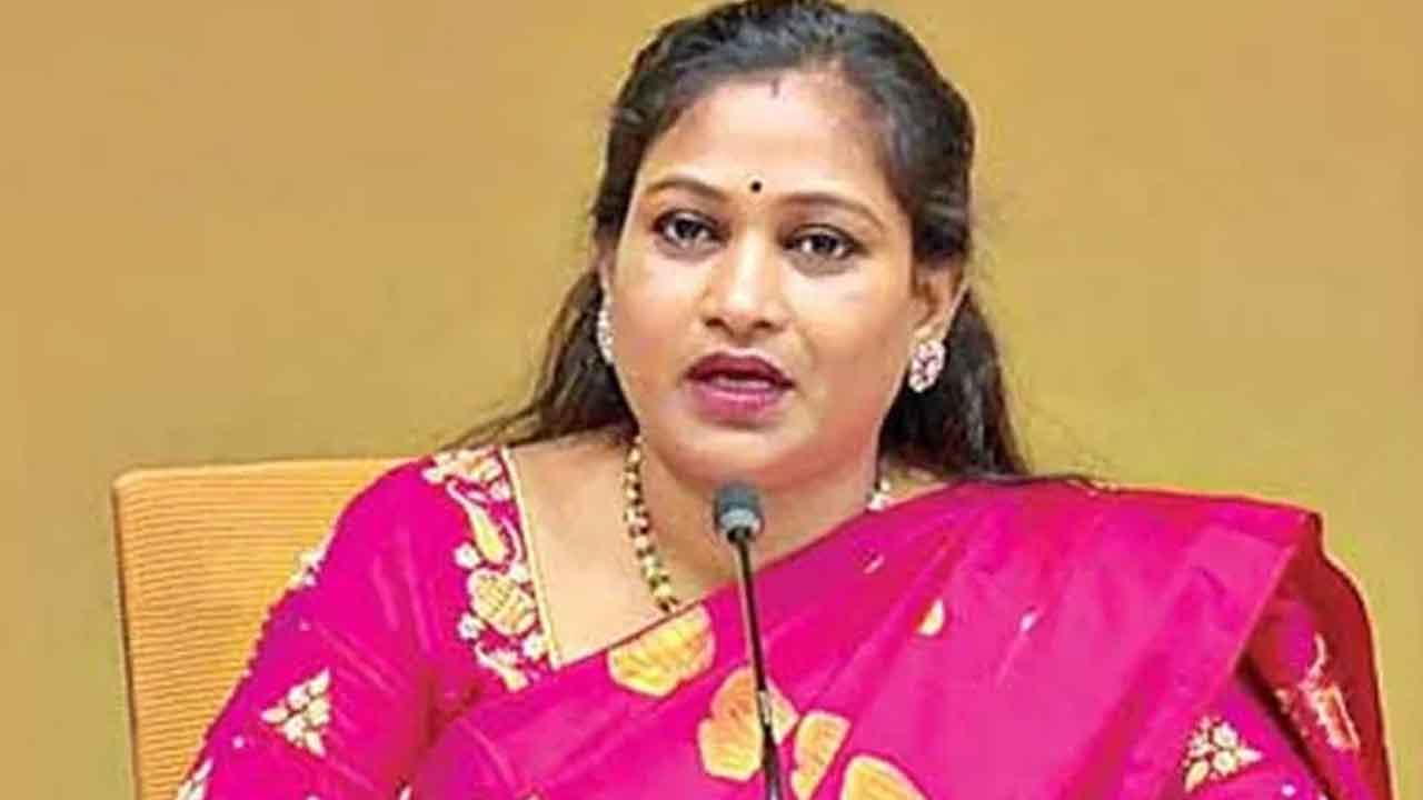 Home Minister Anitha: అచ్యుతాపురం సెజ్ బాధితులకు చెక్కులు అందజేసిన హోంమంత్రి