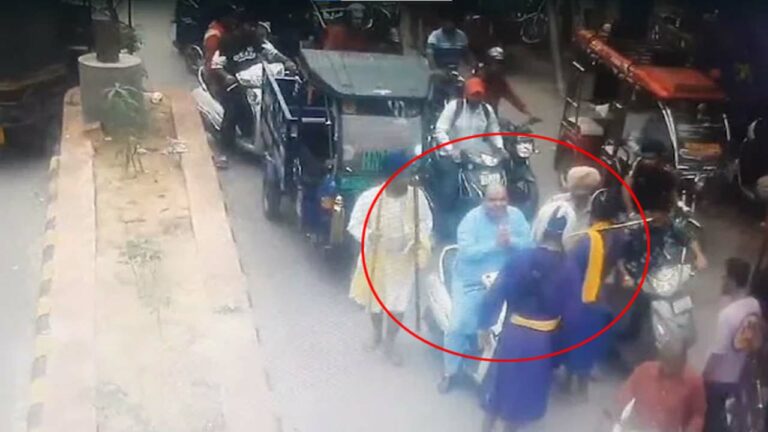 Punjab: శివసేన నాయకుడిపై కత్తులతో దాడి.. పట్టించుకోని జనాలు