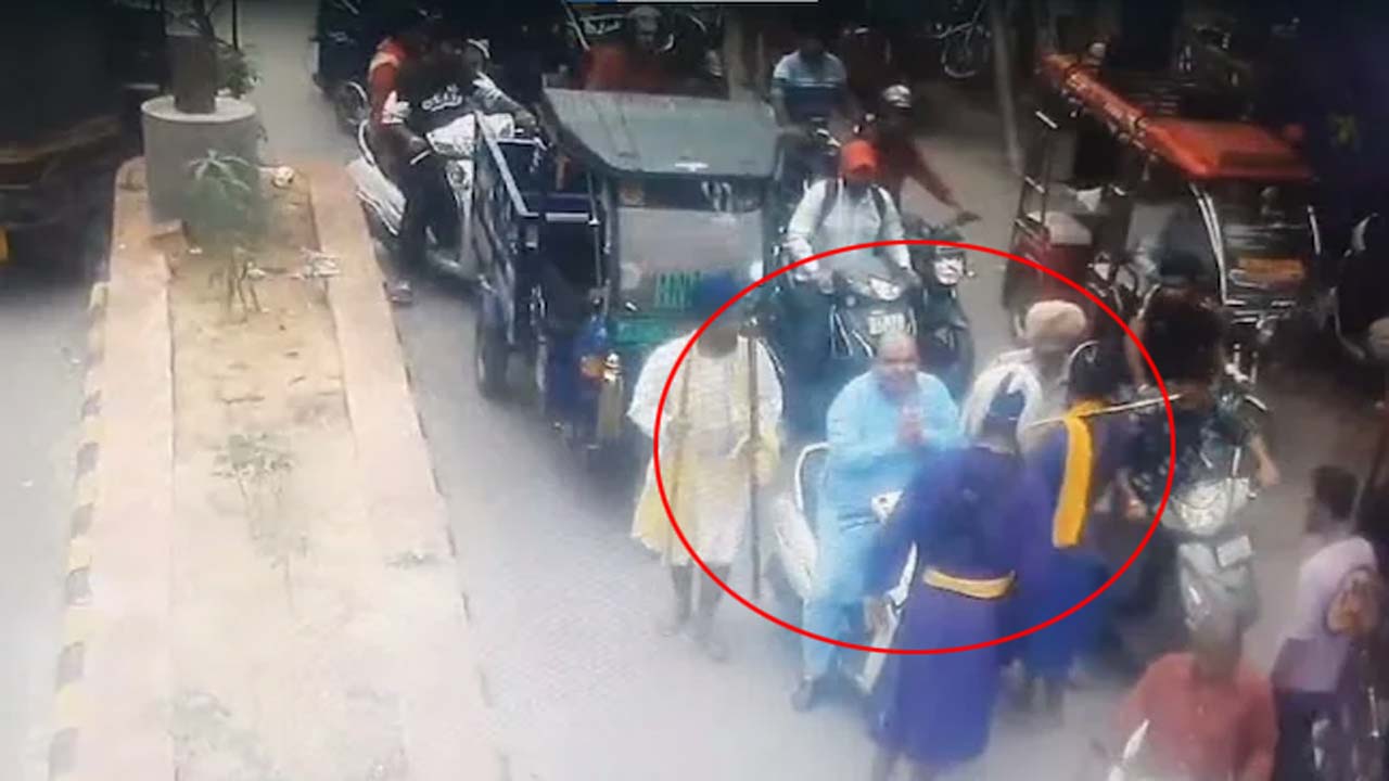 Punjab: శివసేన నాయకుడిపై కత్తులతో దాడి.. పట్టించుకోని జనాలు