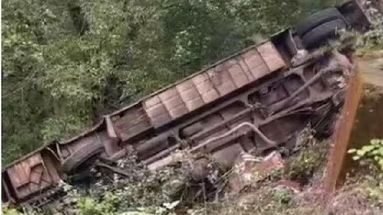 Accident: గుజరాత్‌లో ఘోర ప్రమాదం..లోయలో పడిన 70మంది ప్రయాణికులతో కూడిన బస్సు..