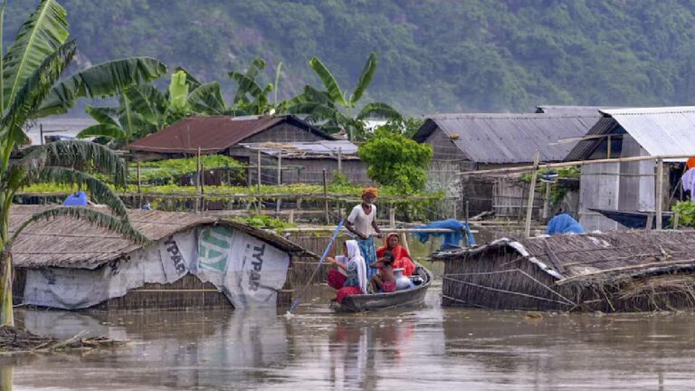 Assam Flood: అస్సాంలో ప్రజల పరిస్థతి దయనీయం..నిరాశ్రయులైన వంద కుటుంబాలు