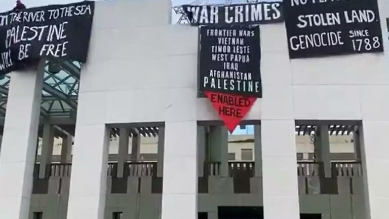 Australia Parliament: ఆస్ట్రేలియా పార్లమెంట్ పైకప్పుపైకి పాలస్తీనా మద్దతుదారులు