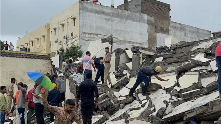 Gujarat: 6 అంతస్తుల బిల్డింగ్ కూలిన ఘటనలో ఒకరు మృతి.. 15 మందికి గాయాలు