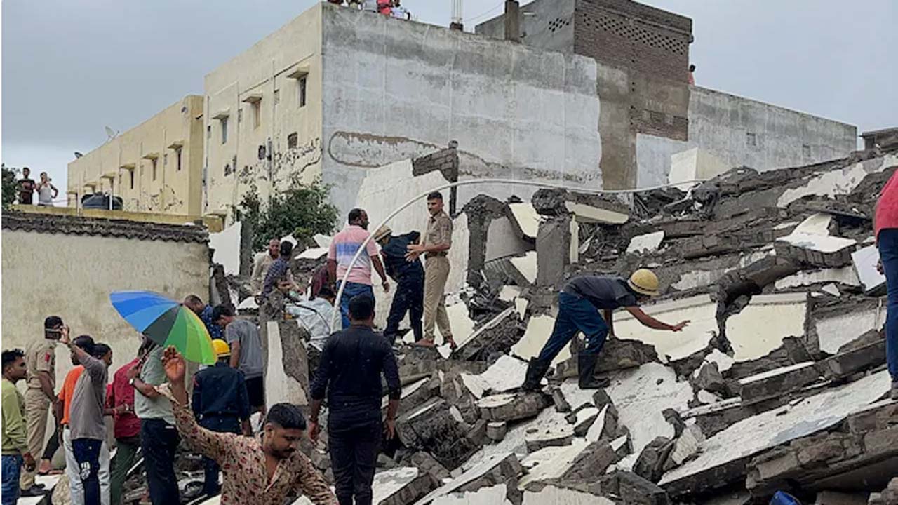 Gujarat: 6 అంతస్తుల బిల్డింగ్ కూలిన ఘటనలో ఒకరు మృతి.. 15 మందికి గాయాలు