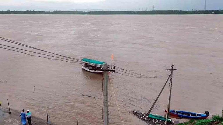Godavari Floods: భద్రాచలం వద్ద మొదటి ప్రమాద హెచ్చరిక జారీ.. లోతట్టు ప్రాంతాలకు అలర్ట్