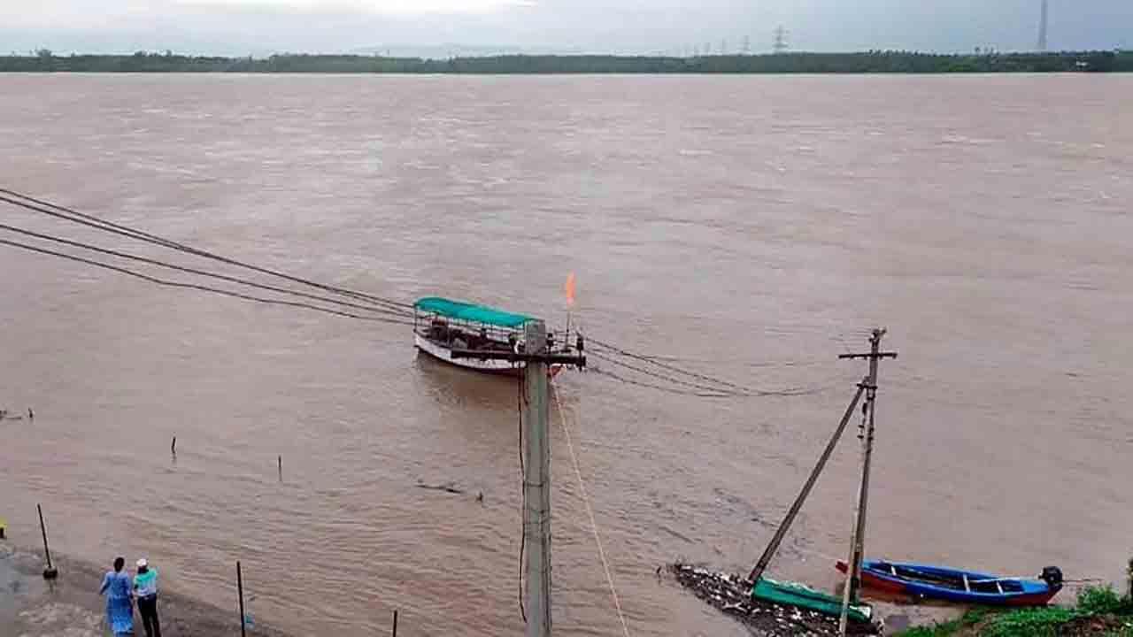 Godavari Floods: భద్రాచలం వద్ద మొదటి ప్రమాద హెచ్చరిక జారీ.. లోతట్టు ప్రాంతాలకు అలర్ట్