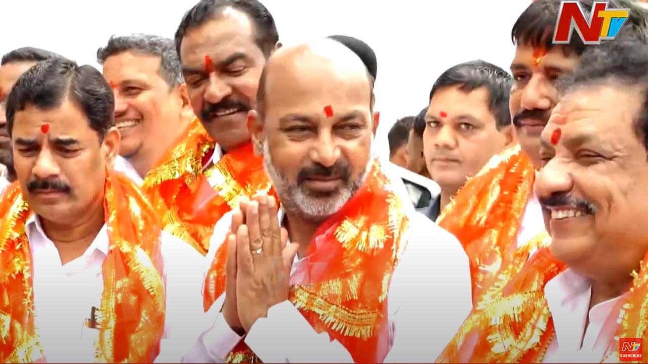 Bandi Sanjay: భాగ్యలక్ష్మి ఆలయాన్ని గోల్డెన్ టెంపుల్ గా మారుస్తాం..