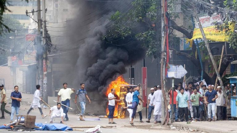 Bangladesh: రణరంగంగా మారిన బంగ్లాదేశ్.. జైలుకు నిప్పుపెట్టి, ఖైదీలను విడిపించారు..