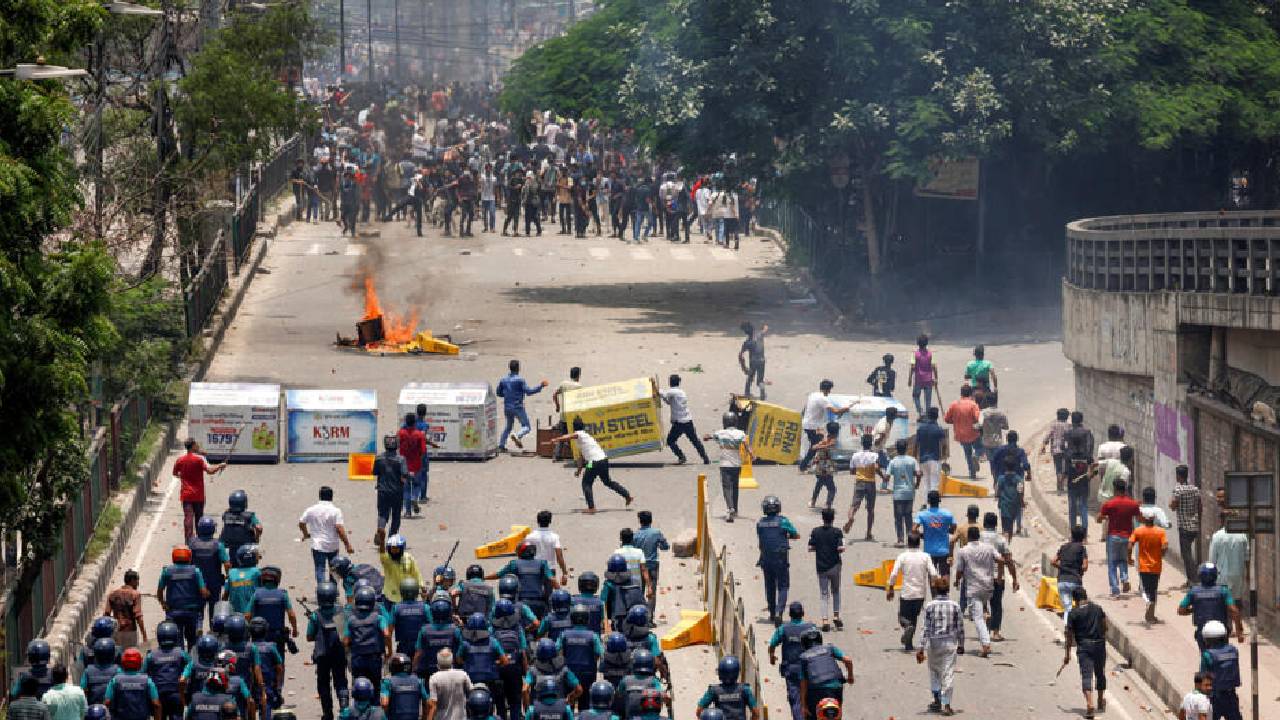 Bangladesh Protests: బంగ్లాదేశ్ నుంచి ఇండియాకు 1000 మంది విద్యార్థులు.. చిక్కుకుపోయిన 4000 మంది..