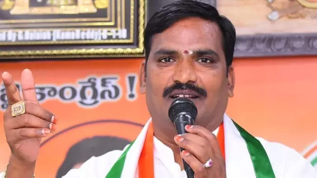 Beerla Ilaiah: బీఆర్ఎస్ నాయకులు గవర్నర్⁭ను కలవడంపై ప్రభుత్వ విప్ తీవ్ర వ్యాఖ్యలు..