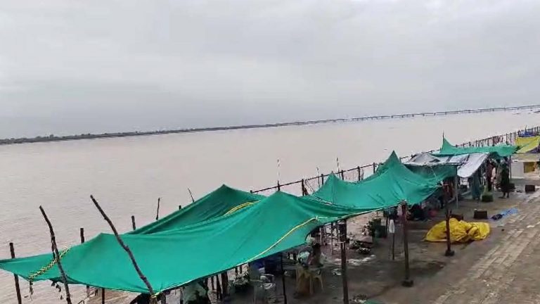 Bhadrachalam: భద్రాచలం వద్ద 24 అడుగులకు చేరిన వరద నీరు.. అప్రమత్తమైన అధికారులు..