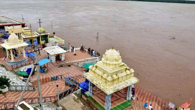 Godavari Flood: నిన్న ఆరు.. నేడు ఎనిమిది అడుగులు.. శాంతిస్తున్న గోదావరి..