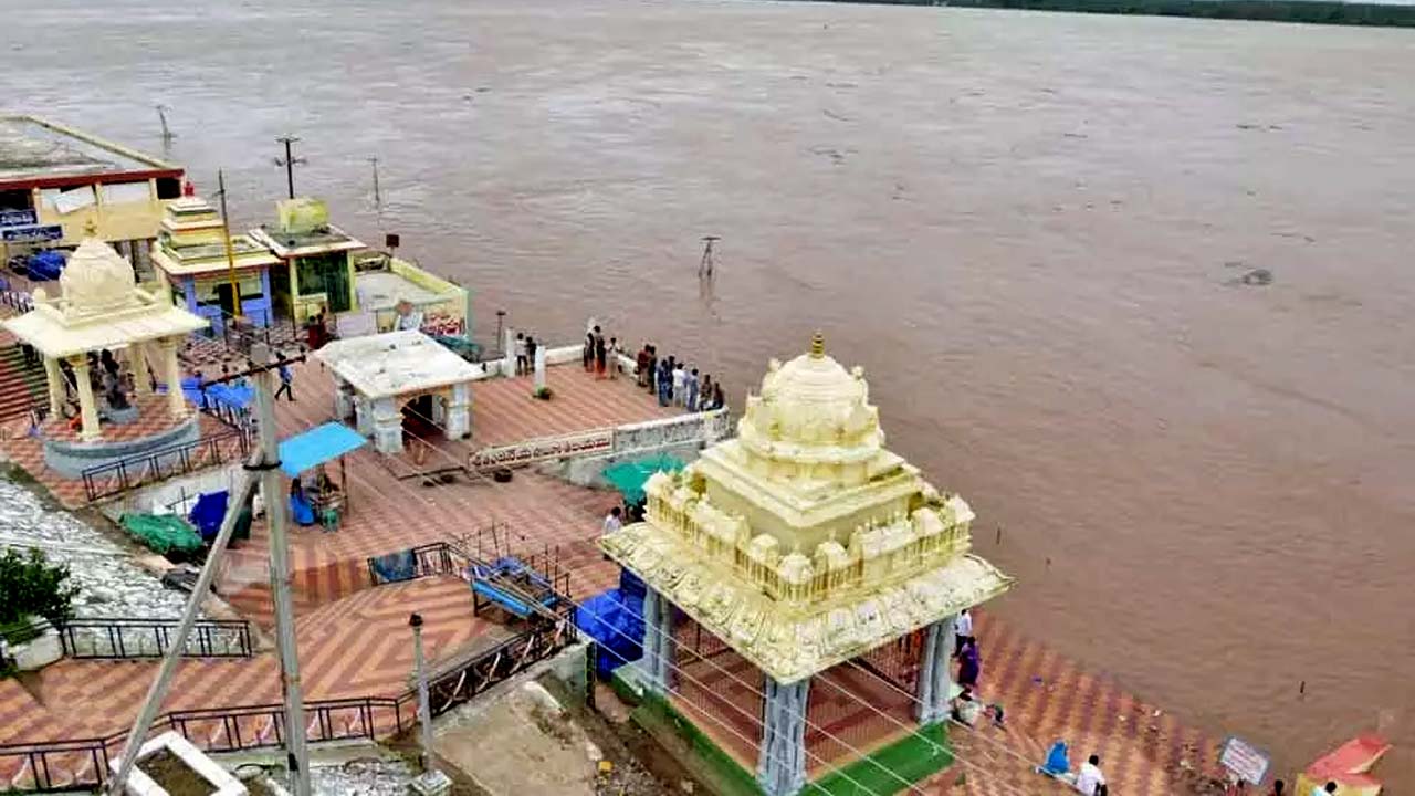 Godavari Flood: నిన్న ఆరు.. నేడు ఎనిమిది అడుగులు.. శాంతిస్తున్న గోదావరి..