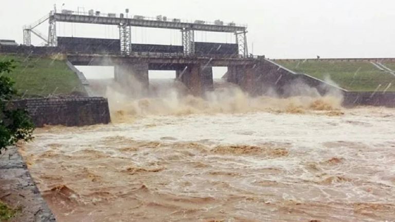 Bhadradri Kothagudem: అధికారుల నిర్లక్ష్యం..వరదల్లో చిక్కుకున్న 15మంది కూలీలు